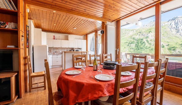Apartment 'Shamrock 2B' with Mountain View, Balcony and Wi-Fi