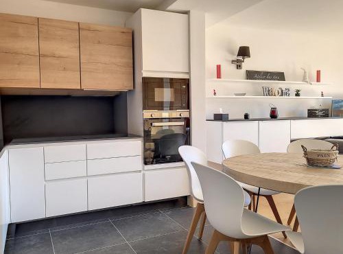 Appartement Alpin Chaleureux avec Sauna et Parking à La Rosière - FR-1-275-190