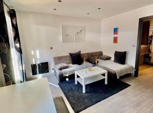 Appartement moderne et entièrement rénové en plein cœur du village, chambre séparée, balcon vue montagne, très proche des pistes