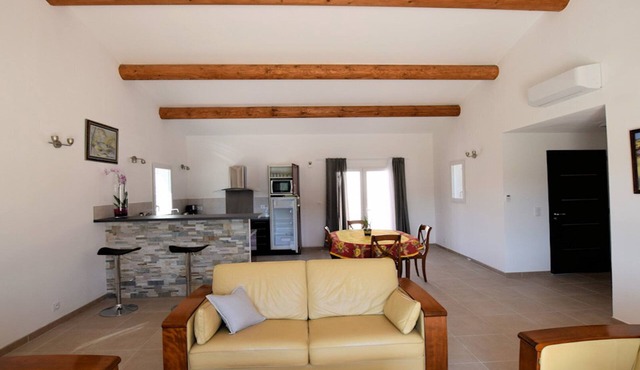 Architect's house with panoramic views of Lubéron and Ste Victoire
