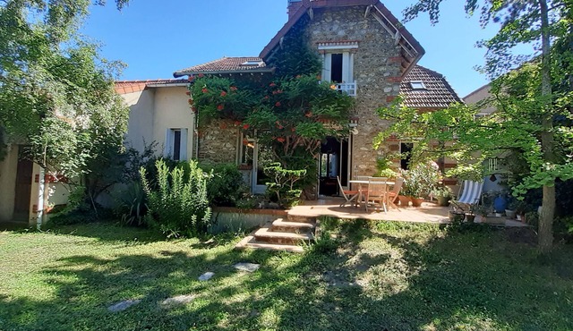 Artist's house in the heart of town