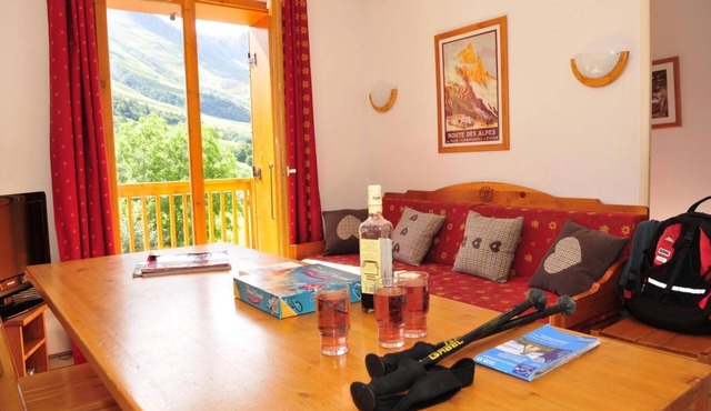 At the foot of shops, swimming pool, terrace, balcony, parking, tv, ski locker, 35m²