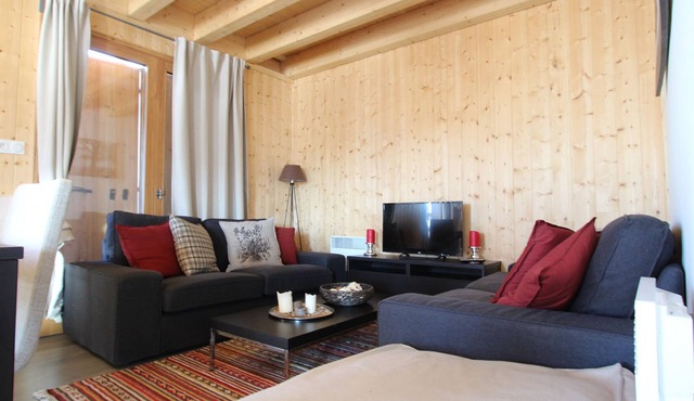 Attached chalet for 8 on 3 levels, pets allowed
