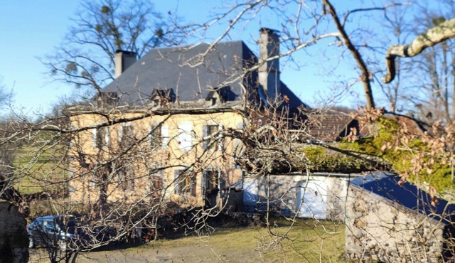 Authentic, secluded gîte in the Cantalien countryside - ideal for family & friends