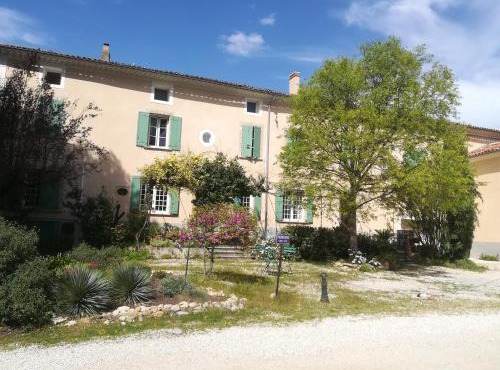 Authentique maison du 17e siècle dans propriété viticole, idéalement située in Sablet