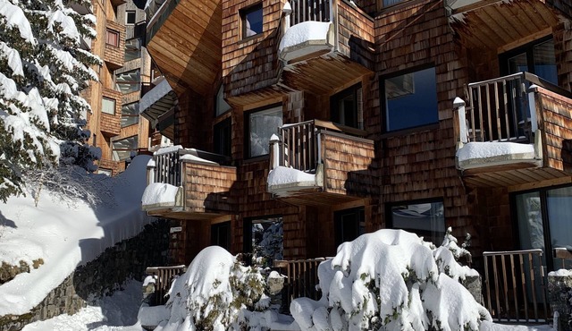 AVORIAZ, Large Studio 32 m2 in listed building, renovated, ski in, balcony