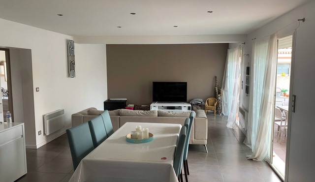 Beachfront villa 10 minutes' walk from the beach and shops
