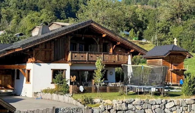 Beautiful chalet with swimming pool & great garden