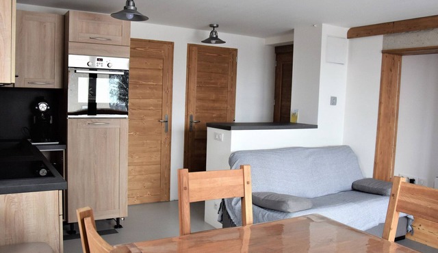 Beautiful new 1-bedroom, south balcony, ideal for 4