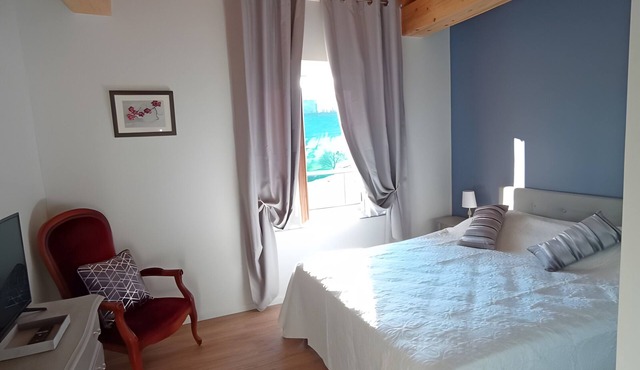 Bed and Breakfast 'Chambre Velours' with Shared Pool, Shared Terrace and Shared Garden