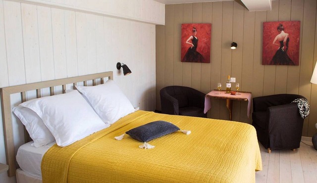 Bed and Breakfast 'Chambre D'hôte Indépendante' with Shared Pool, Private Terrace and Wi-Fi