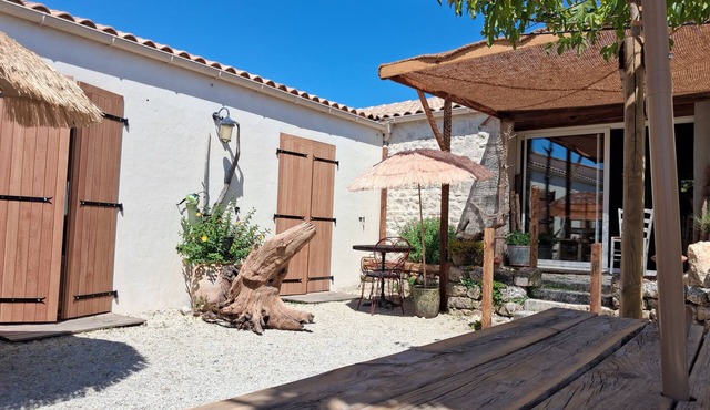 Bed and Breakfast 'Chambres D'hôtes La Marouette 2' with Shared Terrace and Wi-Fi