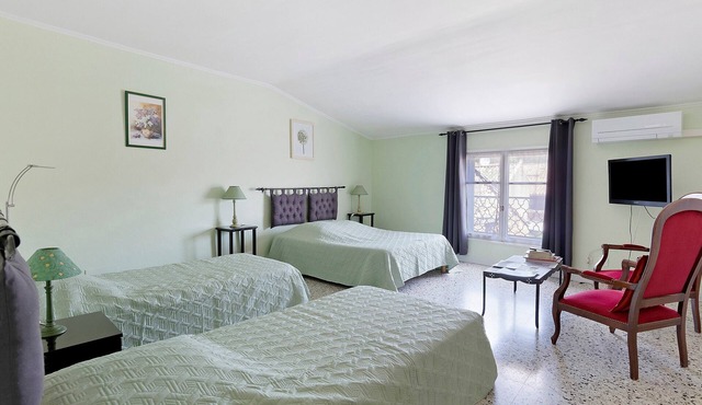 Bed and Breakfast 'Le Clos Mazerolles - Chambre Verte' with Shared Pool, Wi-Fi and Air Conditioning