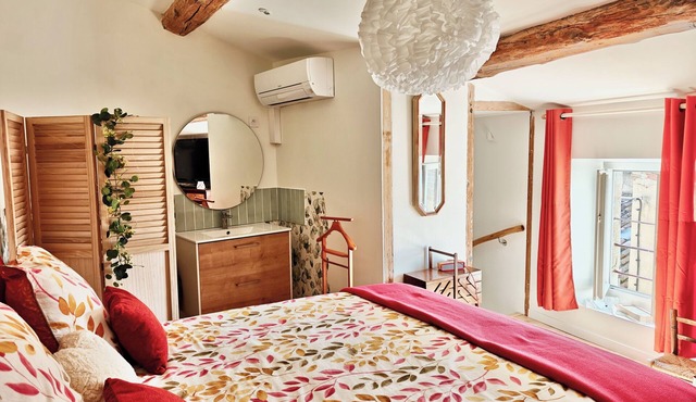 Between the vineyards and the canal. Fully renovated 3-story house