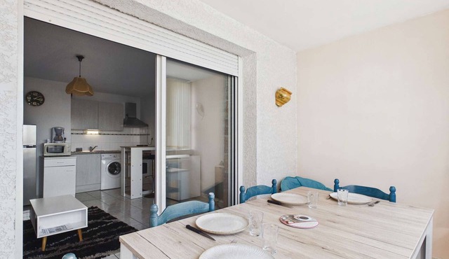 Bright 2-Room Apartment with Loggia, 50m from Beach, Shops Nearby