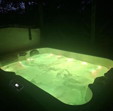 Bulle et jacuzzi privés sous les étoiles