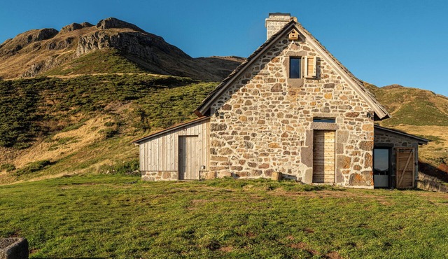 Buron du Tournel, an exceptional gem nestled in an unspoiled mountain setting.