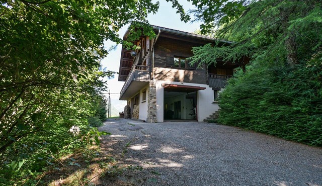 Chalet "Denali" with Jacuzzi, Mountain View, Private Terrace, and Wi-Fi