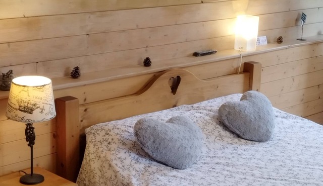 Chambre d'hôtes bachole, separate entrance from chalet, access to kitchen