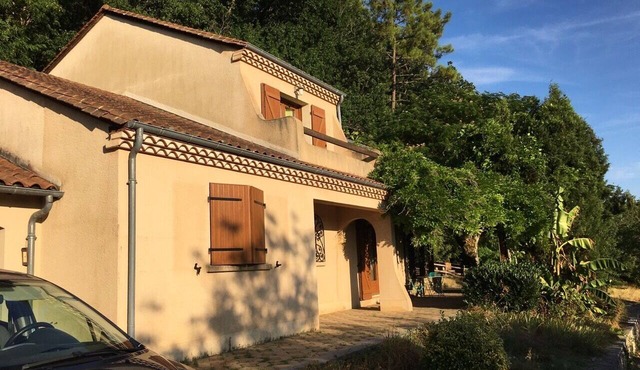 Charming house surrounded by nature, with a spa, barbecue, and fireplace. Pets welcome!