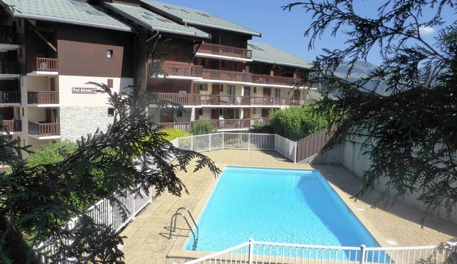Charming Apartment in Central Arêches with Summer Pool Access