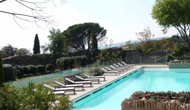 Charming Bastidon with Terrace, Garden, and Pool in Gordes, Luberon