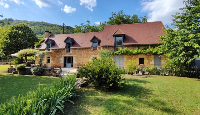 Charming gîte with heated swimming pool