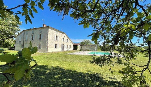 Charming house with swimming pool in the quiet Gers countryside