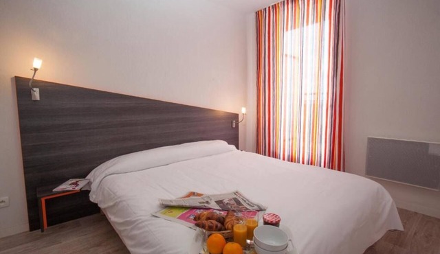 Chic 1BR Apartment: WiFi & Easy Public Transport Access for City Explorers