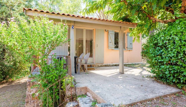 “Comfort Shared Pool” Chalet with Pool, Shared Terrace, and Wi-Fi