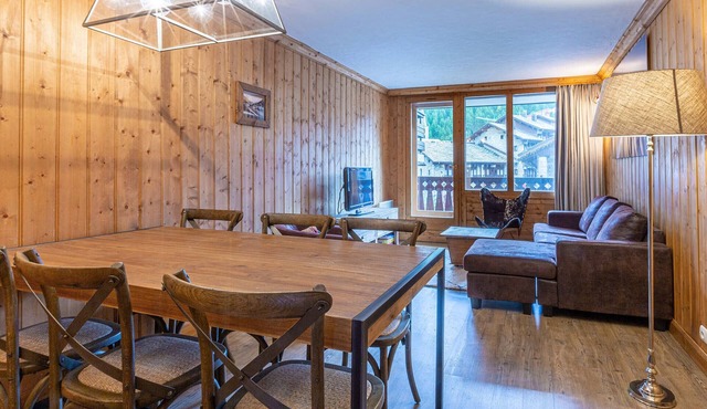 *Comfortable Apartment, WiFi, Parking, South-Facing, Heart of Val-d'Isère, Close to Slopes*