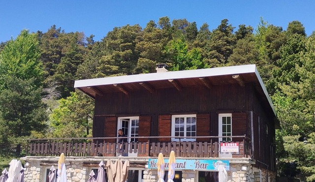 Comfortable chalet, large terrace, fireplace, 3 bedrooms, mountain views, swimming pool, tennis court