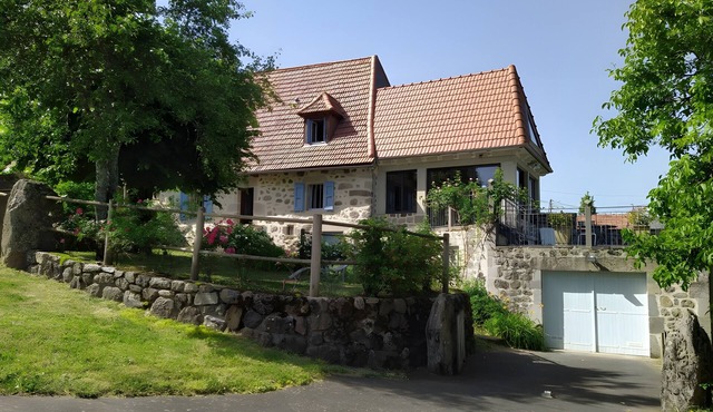 Cottage (4/7 guests) with valley view in the heart of the volcano park