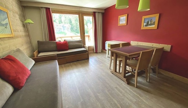 Cozy 1-BR in La Tania, south balcony, sleeps 4, pets welcome