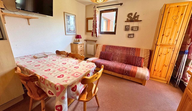 Cozy 3-Room Apartment for 5 with Ski-In/Ski-Out, Balcony, and Modern Amenities