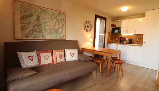 Cozy 5-Person Apartment with Garage at Ski Slopes - Near Village, Free Shuttle