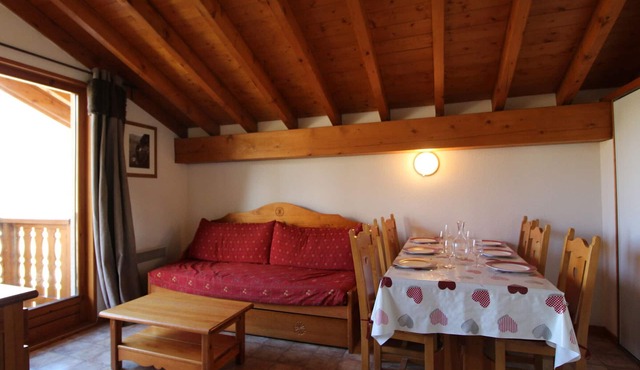 Cozy Apartment for 6 in Val Cenis Village, Close to Ski Slopes and Amenities
