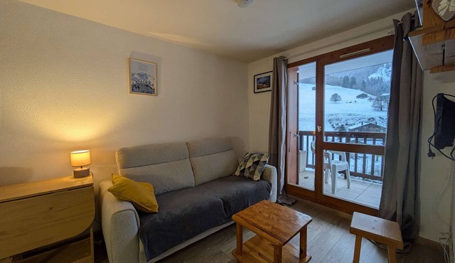 Cozy Apartment in Arêches - Ski-in/Ski-out, Terrace, Pool Access, Sleeps 4