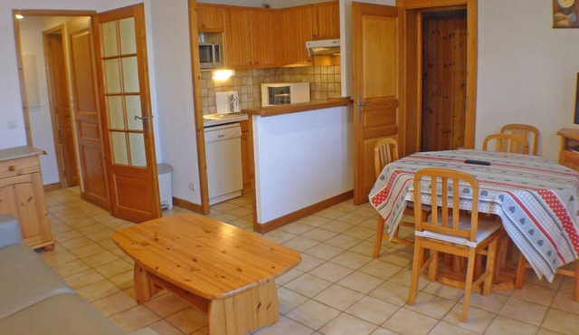Cozy apartment in Samoëns with terrace and parking