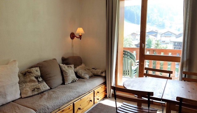 Cozy Ski Retreat for 2-4, South-Facing Balcony, Pool, Village Center, Ski-In/Ski-Out