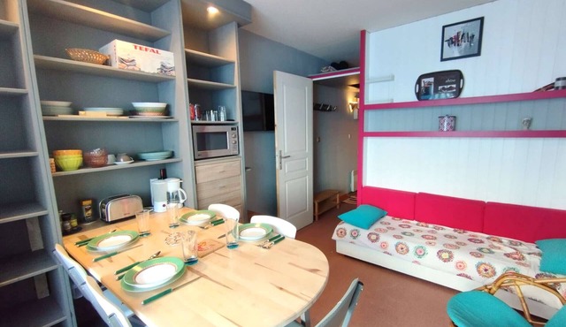 Cozy Studio Sleeps 4 with Balcony, Ski Locker, and Elevator in Piau-Engaly
