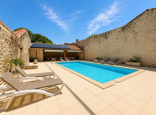 Demeure en pierre avec piscine, coeur du village