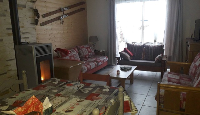 Detached house sleeps 6 3 bedrooms / 2 shower rooms near resorts