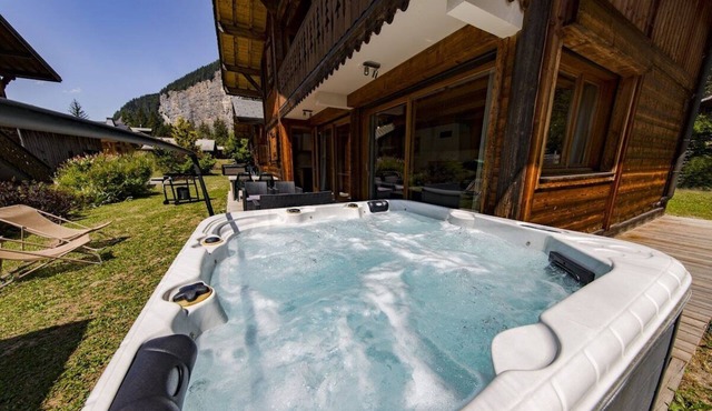 Direct access to Avoriaz. 500m from Prodain's Telecabine. Ski back into chalet. 4 bedrooms + 4 bathrooms + Jacuzzi & open fire.