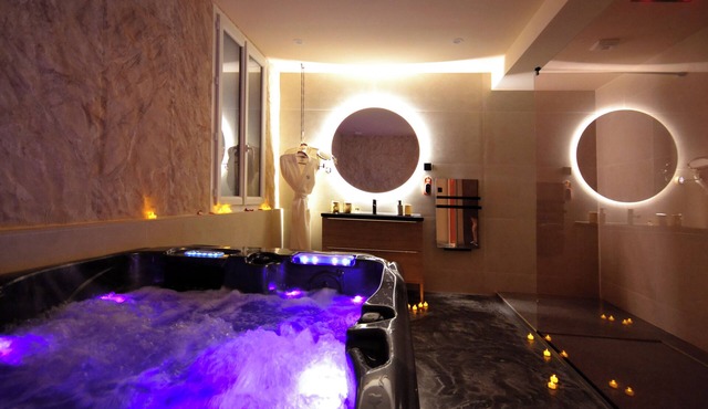 Elegant Romantic Suite with Private Jacuzzi in charming Romans-sur-Isère with AC