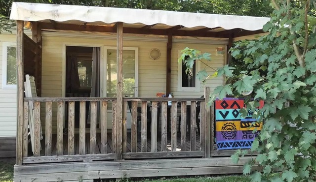 Essential 2-bedroom mobile home with television sleeps 4