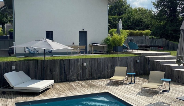 Exceptional house with swimming pool and view of the lake and mountains, very quiet location