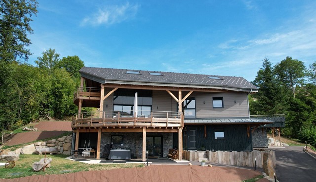 Exceptional 5-Star Luxury Chalet for 2 to 15 People. Jacuzzi, 5-person sauna, and bathroom. S.Jeux