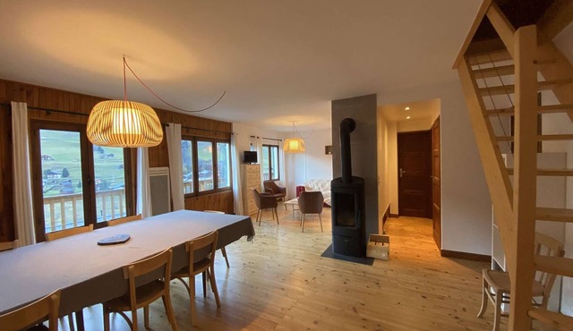 Family Chalet for 8/9, 5 mins to Village Center, Mountain Views, WiFi