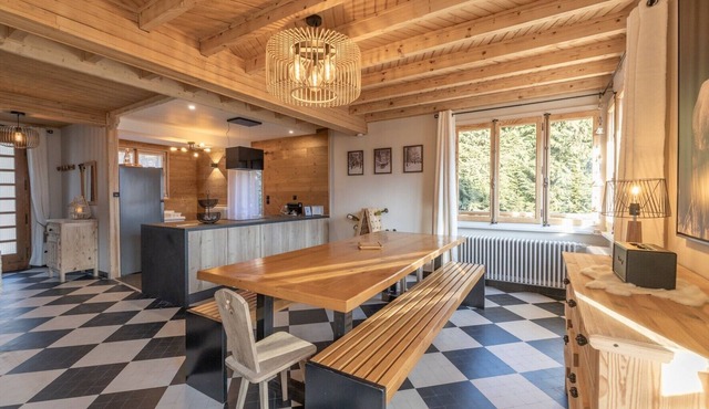 Family Chalet with 360° Mountain Views – Authentic & Welcoming